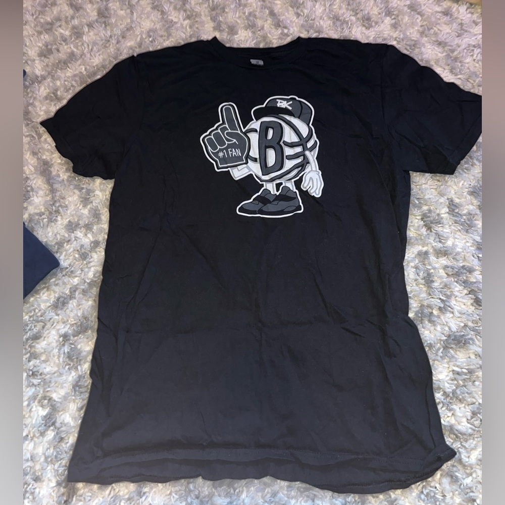 Men’s Brooklyn nets tshirt size M